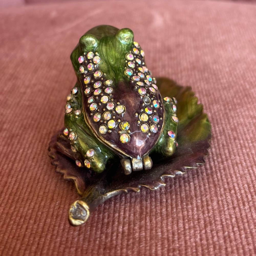 🐸 Jeweled Frog Trinket Box | Enamel Rhinestone Jewelry Holder | Hinged Magnetic - Picture 4 of 5